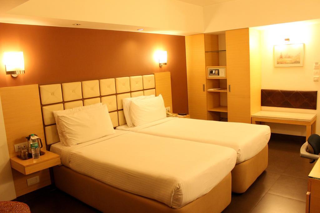 Hotel Sagar Plaza City Centre Pune Bagian luar foto